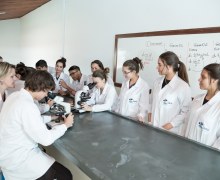 Laboratório equipado para aulas práticas