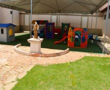 Parque infantil amplo e estruturado